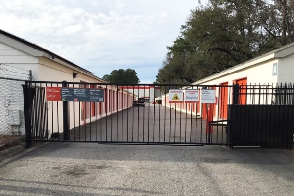 Facility photo: //images.sparefoot.com/medium/21413969610e0c73c7f.jpg