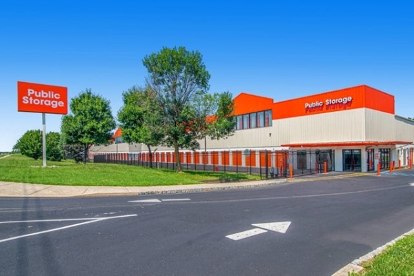 Facility photo: //images.sparefoot.com/medium/2141476910a3b39c193.jpg