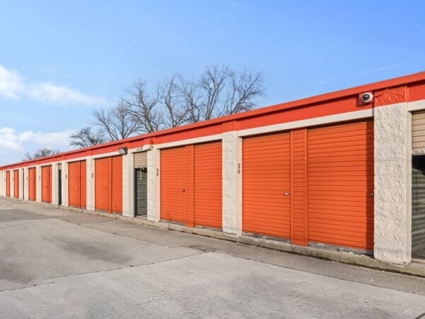 Facility photo: //images.sparefoot.com/medium/2141506877a5a57e401.jpg