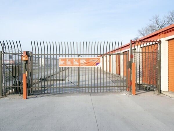 Facility photo: //images.sparefoot.com/medium/2141506a0c681bd5267.jpg