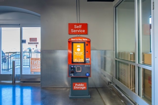 Facility photo: //images.sparefoot.com/medium/214151695681b474bc5.jpg