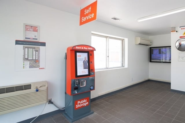 Facility photo: //images.sparefoot.com/medium/21415369401765153bd.jpg