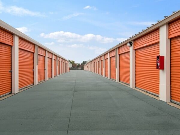 Facility photo: //images.sparefoot.com/medium/214156687a489a4424c.jpg