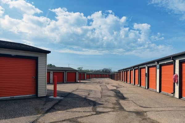 Facility photo: //images.sparefoot.com/medium/2141586877a5b6be40e.jpg