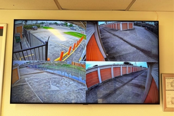 Facility photo: //images.sparefoot.com/medium/214161687ceb76422d0.jpg