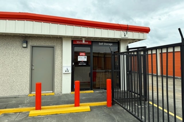 Facility photo: //images.sparefoot.com/medium/21416169f89c16a7fbc.jpg