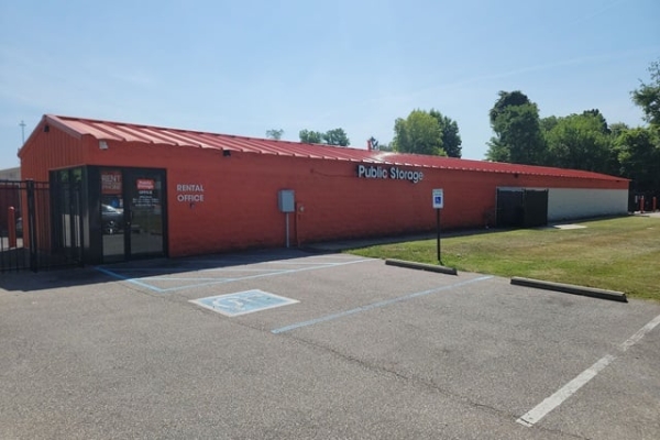 Facility photo: //images.sparefoot.com/medium/2141666877a47987867.jpg