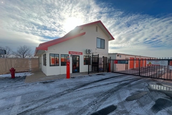 Facility photo: //images.sparefoot.com/medium/2141676968f84eec065.jpg