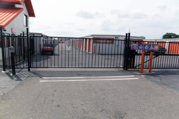 Facility photo: //images.sparefoot.com/medium/21416769908348dc7cd.jpg