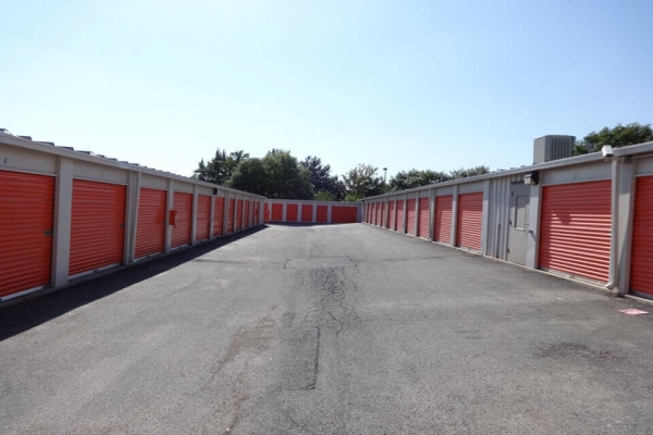 Facility photo: //images.sparefoot.com/medium/2141696915e76204825.jpg