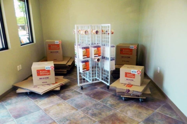 Facility photo: //images.sparefoot.com/medium/214170692467560dc5e.jpg