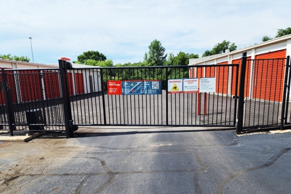 Facility photo: //images.sparefoot.com/medium/214172688e0f52399a0.jpg