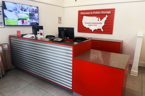 Facility photo: //images.sparefoot.com/medium/21417469f5f9f2c5e8f.jpg
