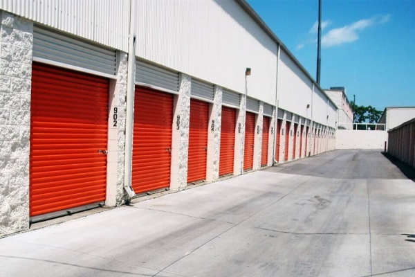 Facility photo: //images.sparefoot.com/medium/2141796894a6822e0b3.jpg