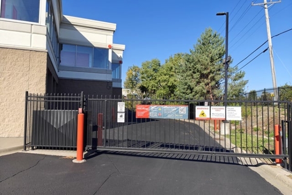 Facility photo: //images.sparefoot.com/medium/214180688f60c826551.jpg
