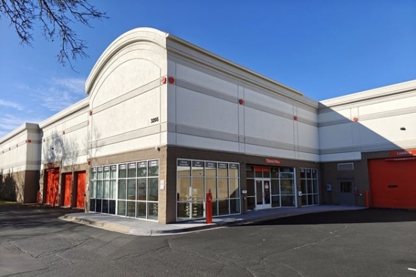 Facility photo: //images.sparefoot.com/medium/2141806907699beda7c.jpg