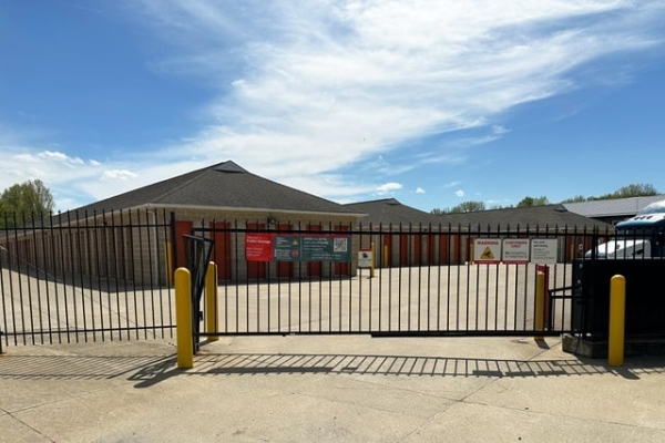 Facility photo: //images.sparefoot.com/medium/2141816878f5b6cd687.jpg