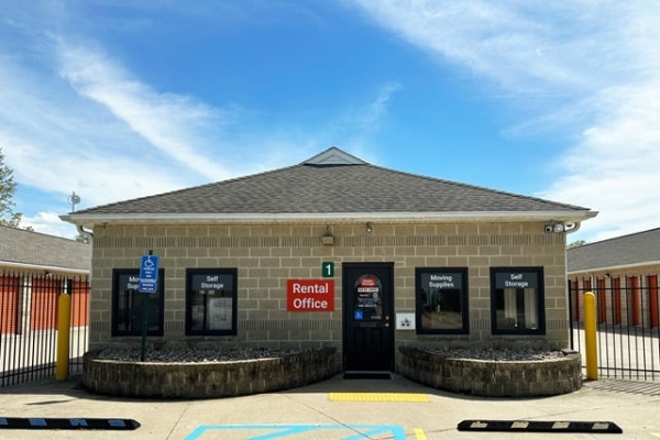 Facility photo: //images.sparefoot.com/medium/21418169f4a95d8ed9e.jpg