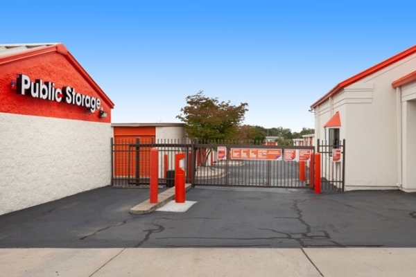 Facility photo: //images.sparefoot.com/medium/2141846877a471d307c.jpg