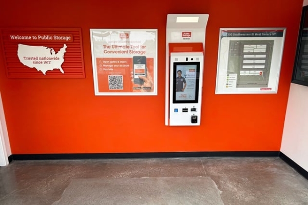 Facility photo: //images.sparefoot.com/medium/2141886956815cd7d86.jpg