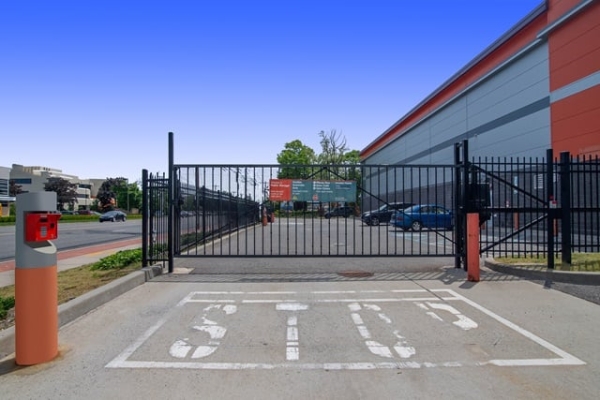 Facility photo: //images.sparefoot.com/medium/2141926877a4945a2db.jpg