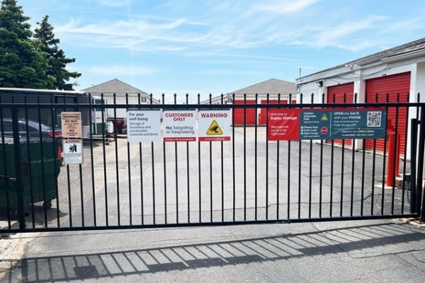 Facility photo: //images.sparefoot.com/medium/214193688e0f8e21eaa.jpg