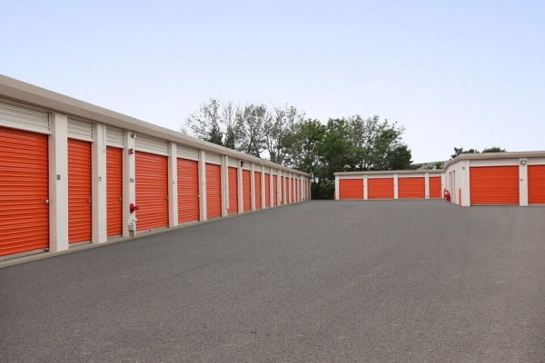Facility photo: //images.sparefoot.com/medium/214198688a1a493667b.jpg