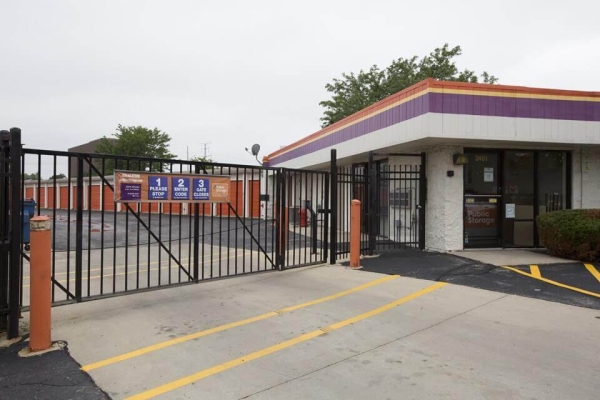 Facility photo: //images.sparefoot.com/medium/214198690768ba40415.jpg