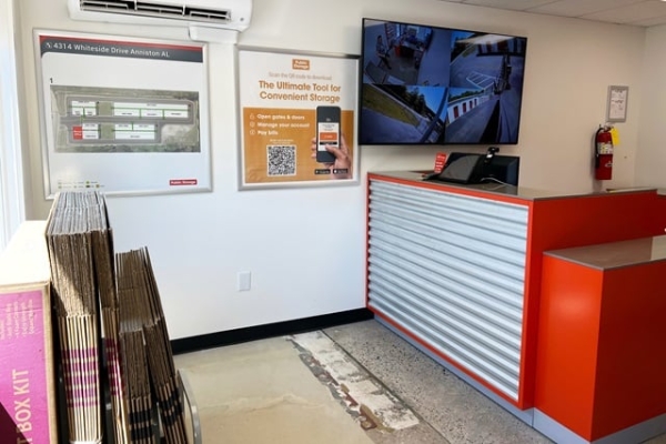 Facility photo: //images.sparefoot.com/medium/2142006982025841e6c.jpg