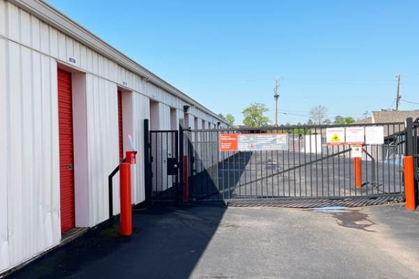 Facility photo: //images.sparefoot.com/medium/214201690b5b6c6b348.jpg