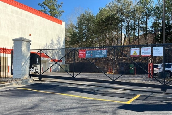 Facility photo: //images.sparefoot.com/medium/214202692c507333cd5.jpg