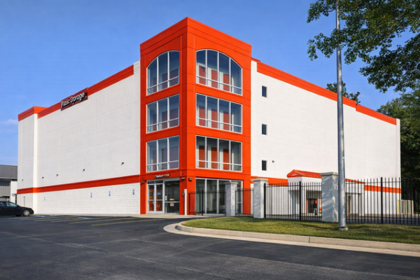 Facility photo: //images.sparefoot.com/medium/21420269f5f99ea7ee3.jpg