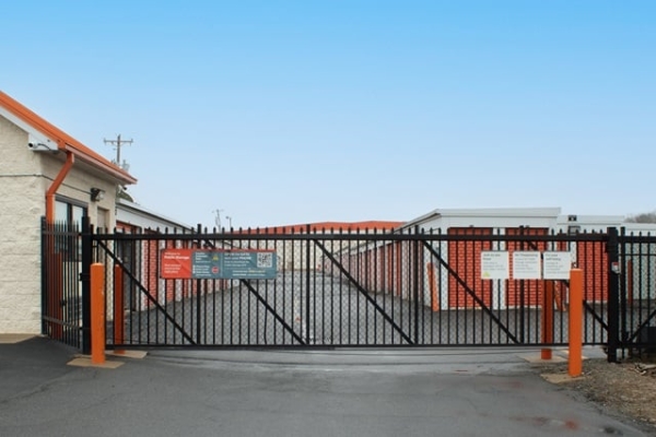 Facility photo: //images.sparefoot.com/medium/214207687654f6023ef.jpg