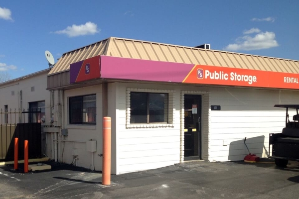 Facility photo: //images.sparefoot.com/medium/214212687a4820cde37.jpg