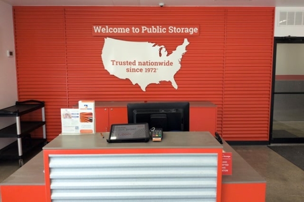 Facility photo: //images.sparefoot.com/medium/214216690769947bc4f.jpg