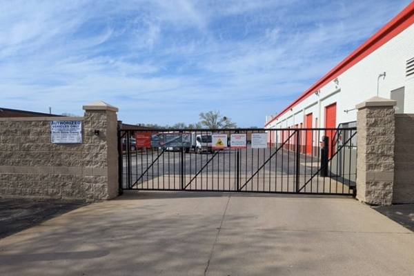 Facility photo: //images.sparefoot.com/medium/214216690769953704b.jpg