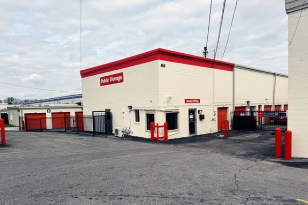 Facility photo: //images.sparefoot.com/medium/21421868e5158bd503a.jpg