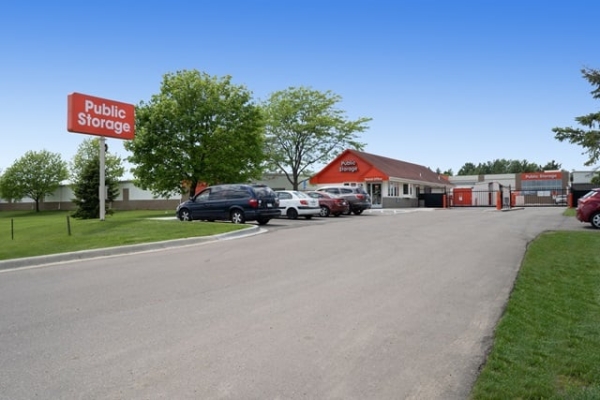 Facility photo: //images.sparefoot.com/medium/214221688382fa5b7f1.jpg