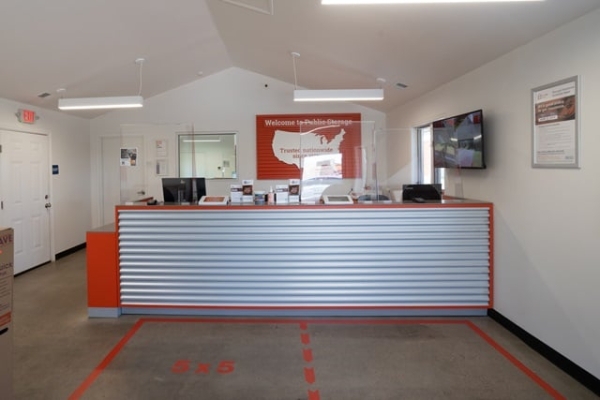 Facility photo: //images.sparefoot.com/medium/2142216946af5a8e882.jpg