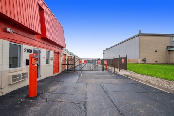 Facility photo: //images.sparefoot.com/medium/214222688cbe012446d.jpg