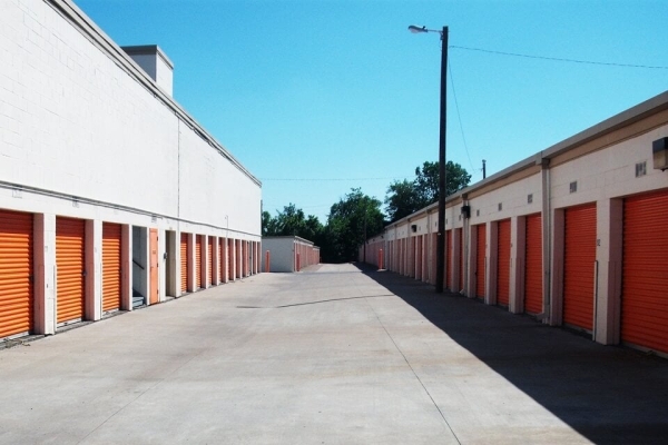 Facility photo: //images.sparefoot.com/medium/214224687a4814e62c2.jpg