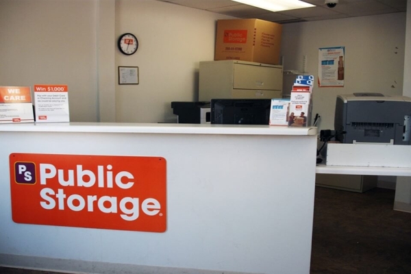 Facility photo: //images.sparefoot.com/medium/214224687a4815f11c0.jpg