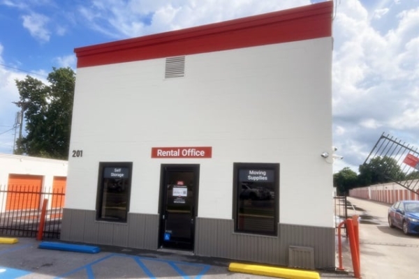 Facility photo: //images.sparefoot.com/medium/2142246908b7a548633.jpg