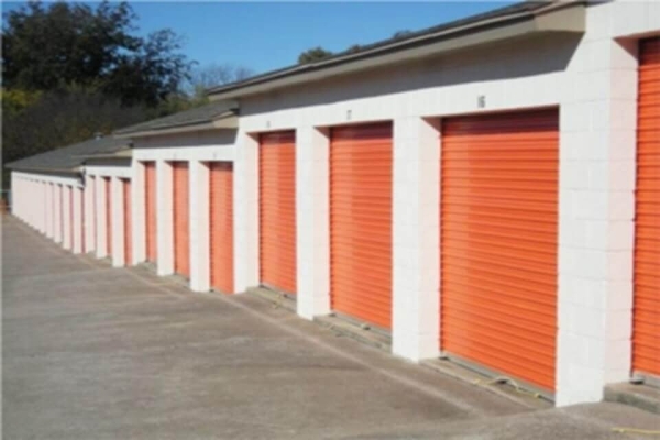 Facility photo: //images.sparefoot.com/medium/214232690b5b4e8c0d6.jpg