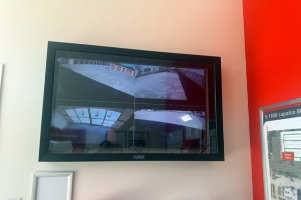 Facility photo: //images.sparefoot.com/medium/21423769eb6c5587881.jpg