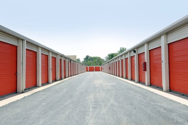 Facility photo: //images.sparefoot.com/medium/2142386a8308a677fc8.jpg