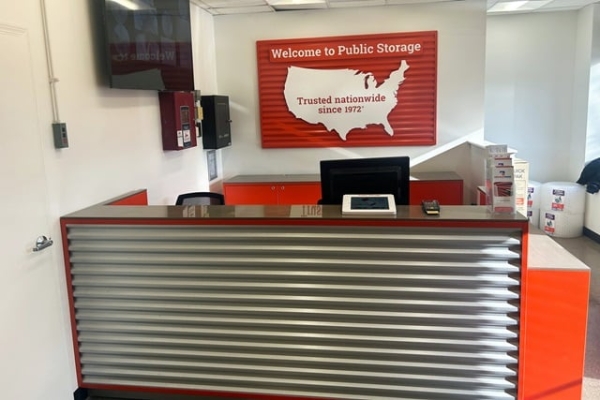 Facility photo: //images.sparefoot.com/medium/2142406894a70547e9b.jpg