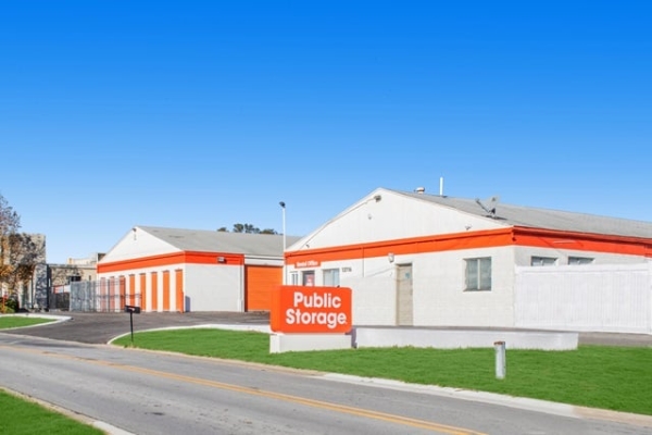 Facility photo: //images.sparefoot.com/medium/214242688cbdffab22e.jpg