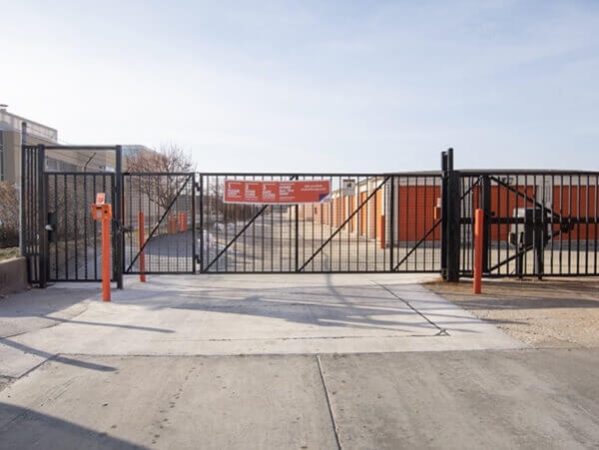 Facility photo: //images.sparefoot.com/medium/2142436890b22e9c46b.jpg