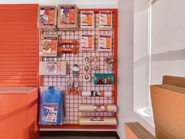 Facility photo: //images.sparefoot.com/medium/2142436892040b0b49f.jpg